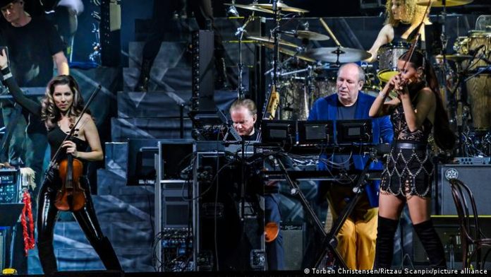 Hans Zimmer in a blue jacket and yellow pants on stage in Copenhagen (04/27/2022)