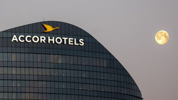 Accor will sell its Paris headquarters for nearly 500 million La vente de la tour Sequana devrait rapporter 465 millions d'euros à Accor. Elle avait été acquise pour 363 millions.