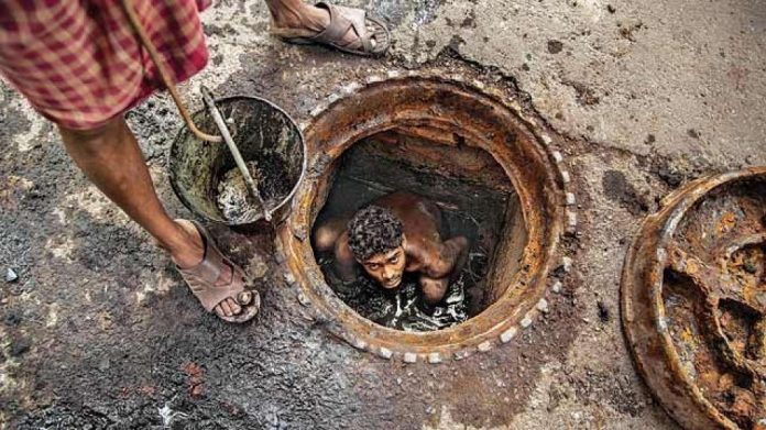 Sewer cleaning : गटार साफ करणारे कर्मचारी माणसं नाहीत का ?