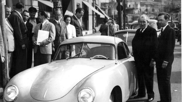 Back on the stock market, Porsche wants to bury its Ferdinand Porsche et son fils Ferry posent aux côtés d'une Porsche 360, en juin 1950.