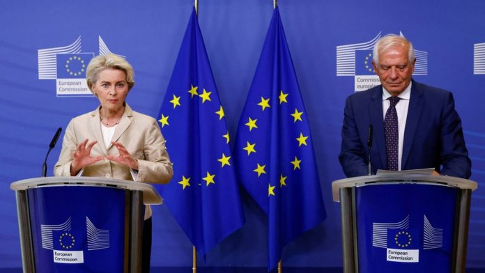 La présidente de la Commission européenne, Ursula von der Leyen, et le chef de la diplomatie des Vingt-Sept, Josep Borrell, ont présenté mercredi de nouvelles mesures de rétorsion contre la Russie.