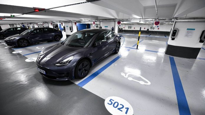 Le budget 2023 confirme le soutien du gouvernement à l'électrification du parc automobile.