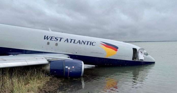 During landing, the plane slipped on the runway, half submerged in the lake, see photos

