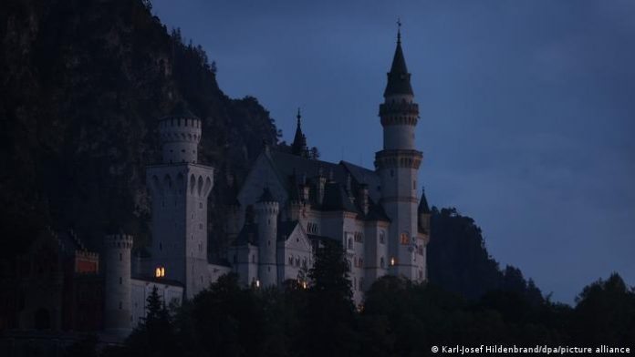 Energy Crisis: Why We Benefit from Darker Cities | Knowledge Neuschwanstein Castle at night