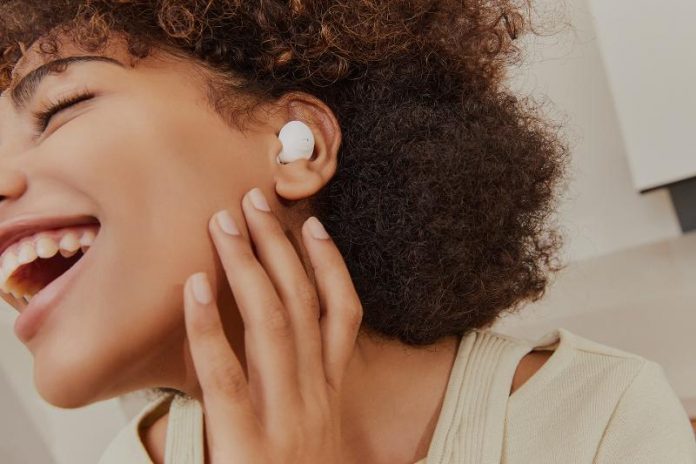 THUMB 012 lifestyle galaxy buds2pro white a