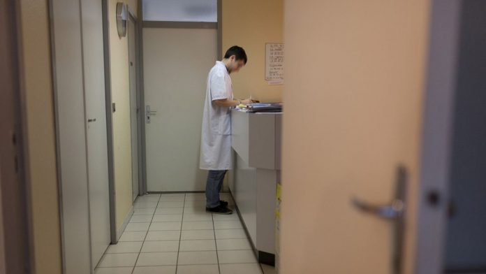 Le gouvernement assure qu'il n'est pas question d'imposer une quatrième année dans les déserts médicaux mais de l'encourager.