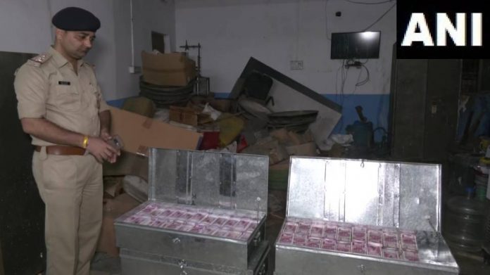 Gujarat Police caught fake notes of 25 crores ABN गुजरात पोलिसांनी Ambulanceमध्ये पकडल्या 25 कोटींच्या नोटा; आता सत्य आलं समोर