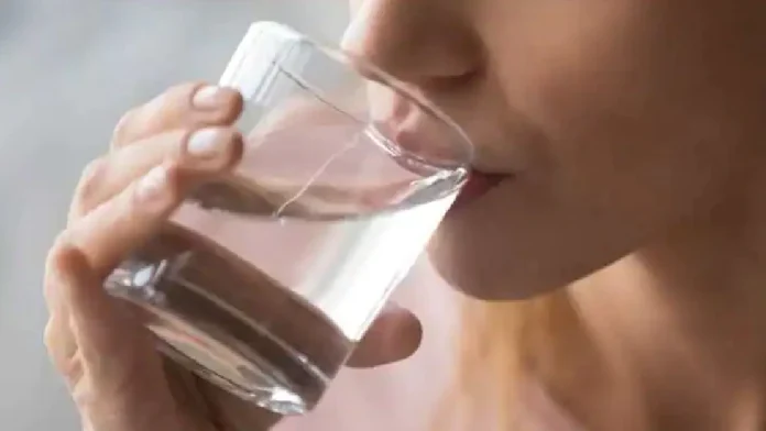 Health Tips Do you drink hot water, holding the body Health Tips : गरम पाणी पिताय का? थांबा शरीराला होऊ शकतं मोठं नुकसान!