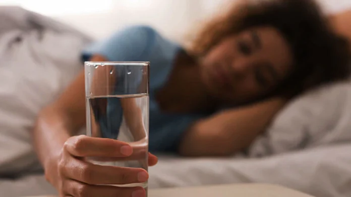 Health Tips Drink water at night beneficial or harmful for रात्री पाणी पिणं आरोग्यासाठी फायदेशीर की हानिकारक? जाणून घ्या