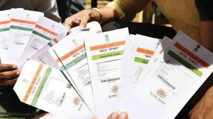 AADHAAR CARD अशा ठिकाणी डाउनलोड केलं असेल तर लगेच डिलीट करा, अन्यथा...
