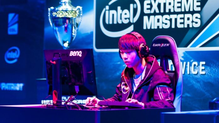 Intel sets out to conquer video games Contrairement à de précédents modèles vendus au compte-gouttes aux fabricants d'ordinateurs spécialisés, les nouvelles cartes graphiques d'Intel seront disponibles en vente au détail pour les joueurs à partir du 12 octobre.