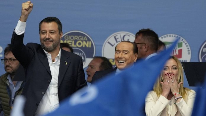 Italy: Giorgia Meloni and her cumbersome allies Matteo Salvini (leader de la Ligue), Silvio Berlusconi (Forza Italia) et Giorgia Meloni (Fratelli d'Italia) lors du meeting de clôture de la campagne pour les élections législatives.