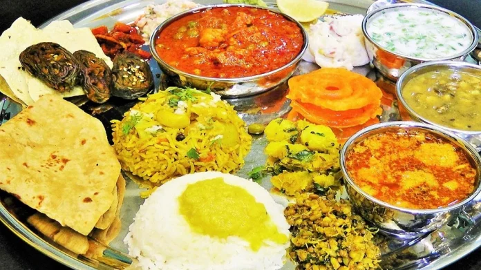 Vastu Shastra: जेवण केल्यानंतर हे काम केल्याने माता लक्ष्मी होते नाराज, तुम्ही होऊ शकता कंगाल!