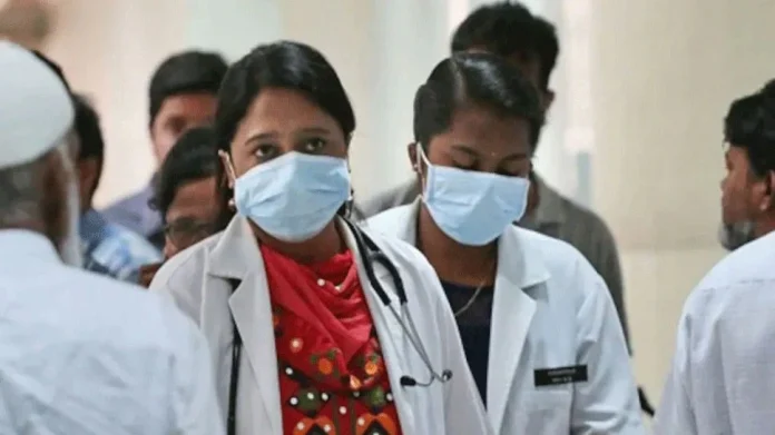 Medical Education Minister Amit Deshmukh directs to re-propose health university कोविड प्रादुर्भावामुळे आरोग्य विद्यापीठाच्या परीक्षा पुढे ढकलण्याचे सरकारचे संकेत