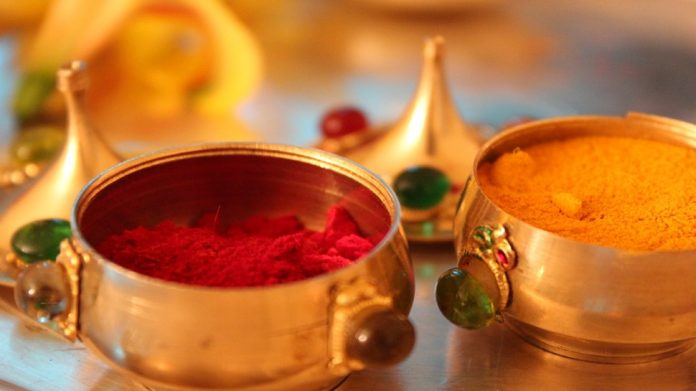 Navratri 2022 : देवीच्या रुपानं घरात आलेल्या महिलांना कुंकू लावताना 'या' चुका करु नका 