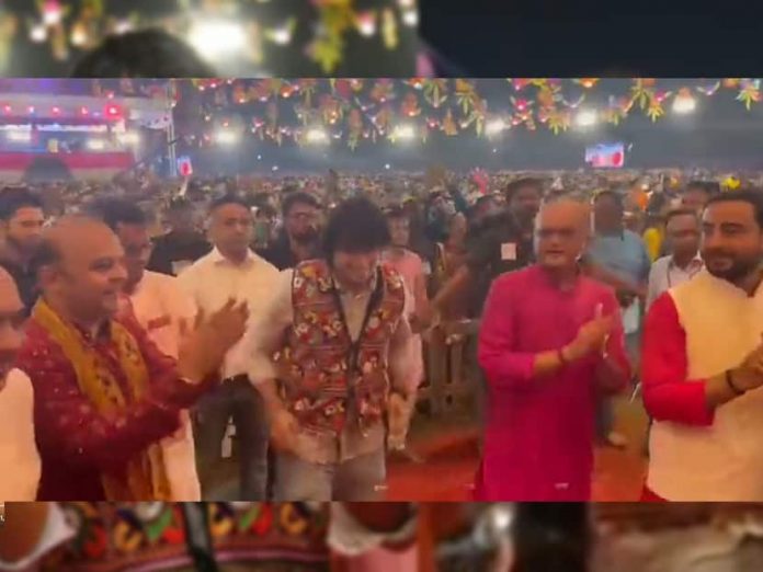 Navratri 2022: Neeraj Chopra performs Garba in Vadodara, watch video Navratri 2022: Neeraj Chopra performs Garba in Vadodara, watch video
