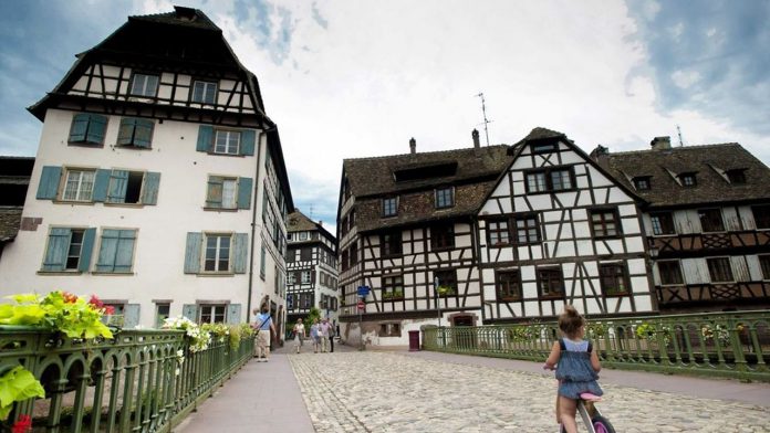 Old real estate: the rise continues in Alsace despite the A Strasbourg, le prix au mètre carré médian des appartements a progressé de 38,7 % en dix ans. Ci-dessus, le quai des Moulins, dans le quartier de la Petite-France.