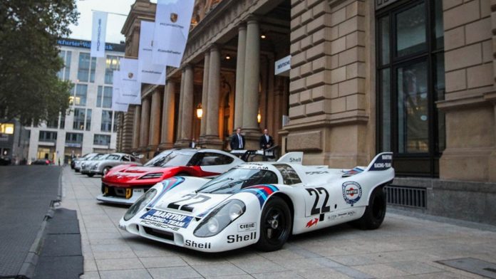 Porsche makes a sensational debut in the stock market ranking Avec une émission record de 9,4 milliards d'euros, l'introduction de Porsche sur le « parquet de Francfort » est la plus importante depuis celle de Deutsche Telekom en 1996.