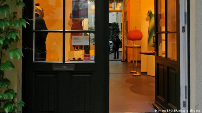 Saving energy in retail: close the door, turn off the Shop, Hackesche Höfe, Berlin