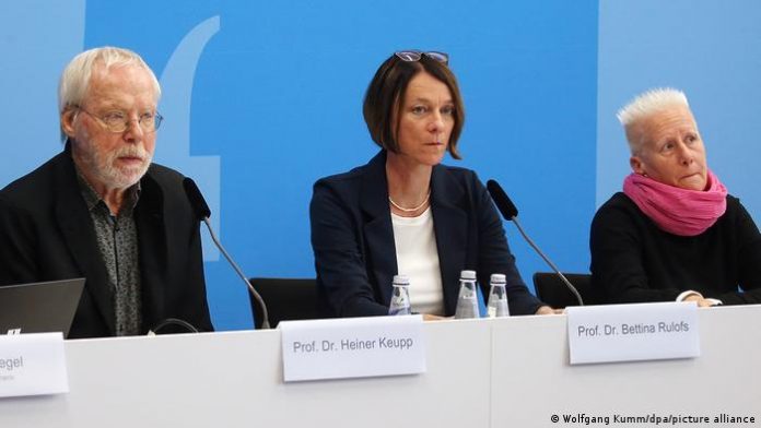 Prof. Heiner Keupp, the sociologist Prof. Bettina Rulofs and Angela Marquardt from the Council of Affected Persons at the press conference to present the study on sexualised violence in sport on September 27th, 2022