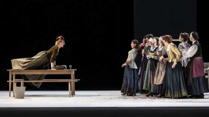 La présidente du jury (Marie-Armelle Deguy) fait une stupéfiante révélation aux autres matrones.