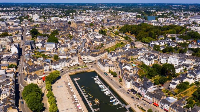 Le niveau d'investissements du conseil départemental du Morbihan est supérieur à celui réalisé en moyenne par les départements de taille comparable. Ci-dessus une vue aérienne de la ville de Vannes.