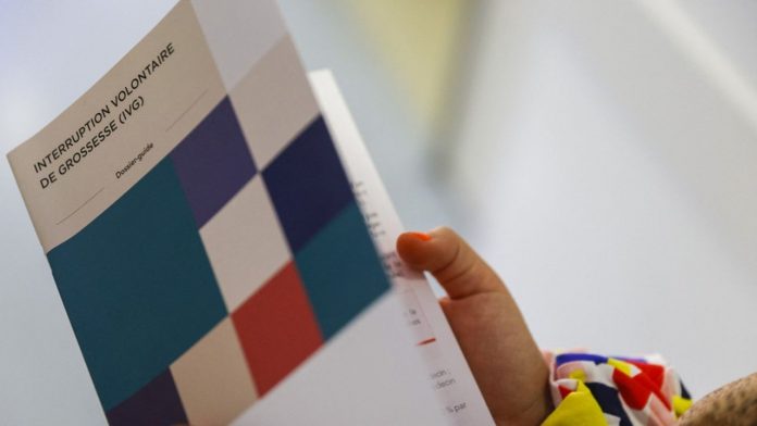 La baisse de recours à l'IVG est particulièrement notable pour les femmes de 18 et 19 ans, chez qui le taux de recours est passé de 21,5 pour 1.000 en 2014 à 14,3 en 2021.