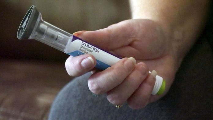 Vendredi, l'Agence nationale de sécurité du médicament (ANSM) a alerté sur la pénurie d'une classe de traitements du diabète de type 2 (lié à l'obésité), représentée en France par deux médicaments : le Trulicity de l'Américain Eli Lilly, très utilisé, et l'Ozempic du spécialiste danois du diabète Novo Nordisk.