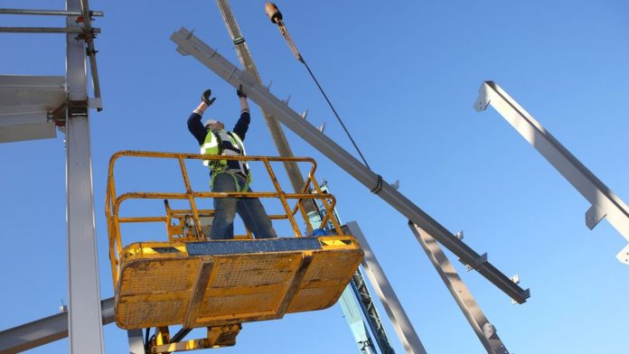 The slowdown in productivity weighs on growth in France Selon l'étude du Conseil d'analyse économique, tous les secteurs et tous les types d'entreprises contribuent au ralentissement de la productivité en France.