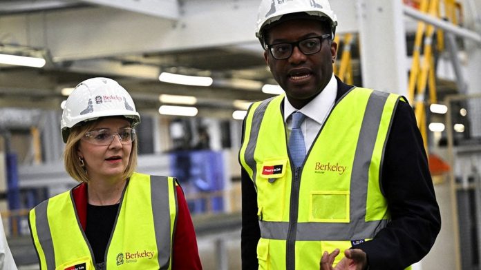La Première ministre britannique, Liz Truss, et son chancelier de l'Echiquier, Kwasi Kwarteng, dans une usine du Kent en Grande-Bretagne, le 23 septembre 2022.