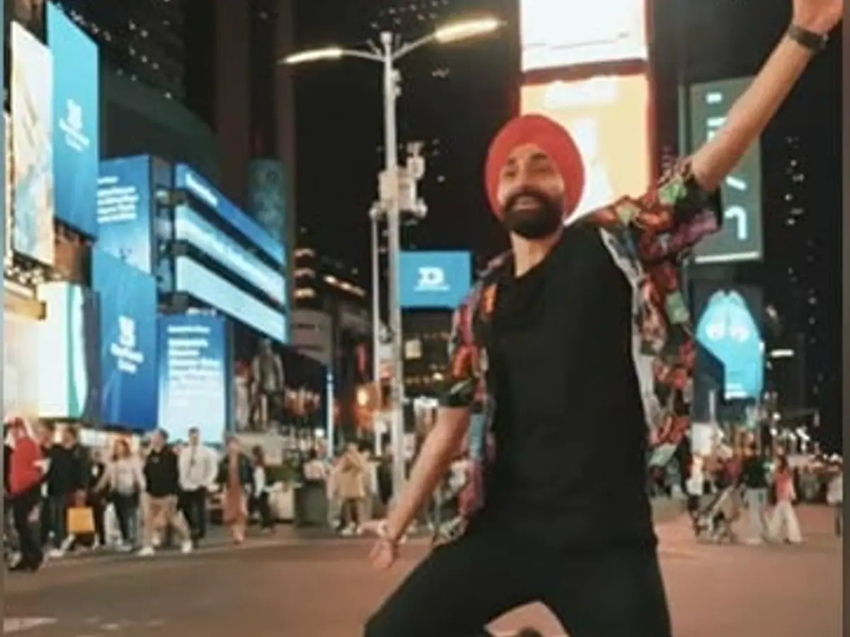 VIDEO: Sardar did Bhangra at New York's Times Square, people VIDEO: Sardar did Bhangra at New York's Times Square, people said- Trendsetter Pa ji!