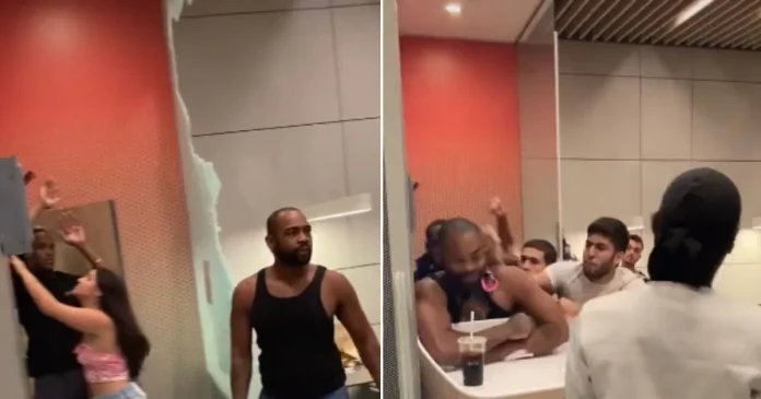  VIDEO: Woman refused to give number, man attacked with ax!  fight in a restaurant

