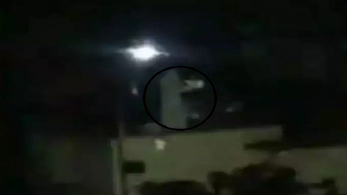 Ghost Video: घराच्या छतावर दिसली पांढरी आकृती.. 'भुताचा व्हिडीओ' होतोय व्हायरल.