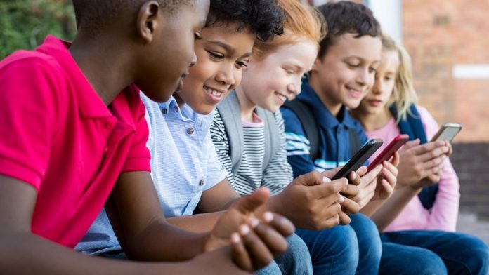 What are children under 13 doing on social media? Quatre enfants sur dix se disent conscients de passer trop de temps sur les écrans.