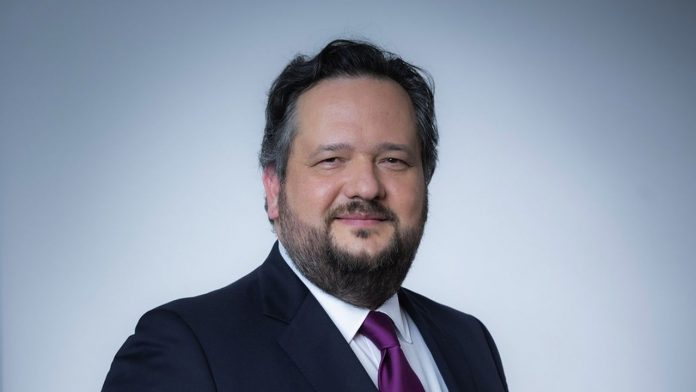Who is Slawomir Krupa, the future boss of Societe Generale? Âgé de 48 ans, Slawomir Krupa a passé près de 25 ans chez Société Générale.