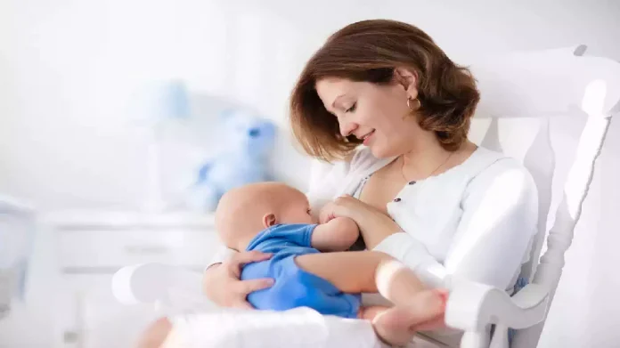 World Breastfeeding Week Learn in english Personal hygiene tips for World Breastfeeding Week - बाळाला स्तनपान करताना आईने 'ही' चूक करु नये