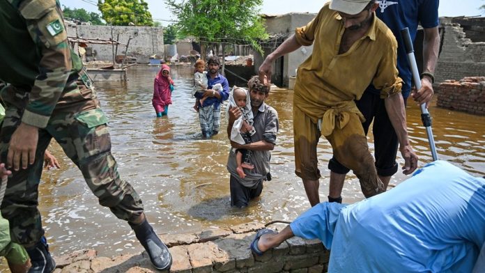 Les militaires sont souvent en première ligne pour faire face aux catastrophes climatiques (ici, au Pakistan).