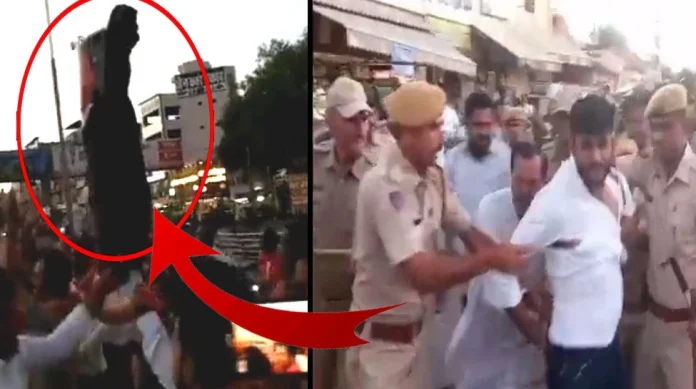 Congress ran away for Vaibhav Gehlot movement, BJP's statue of अखंड वेडेपणा! आंदोलनासाठी आणलेला भाजपचा पुतळा काँग्रेसनं पळवला