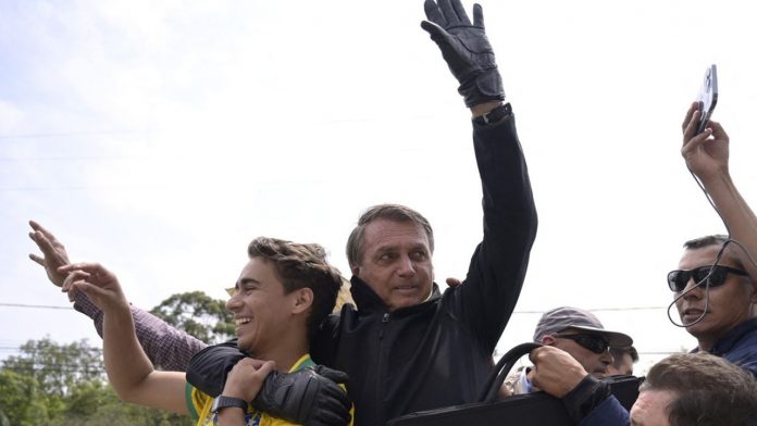 Elections in Brazil: a Parliament dominated by Bolsonaro's allies Le jeune député fédéral, élu dimanche, Nikolas Ferreira, et le président sortant Jair Bolsonaro, candidat à la réélection.