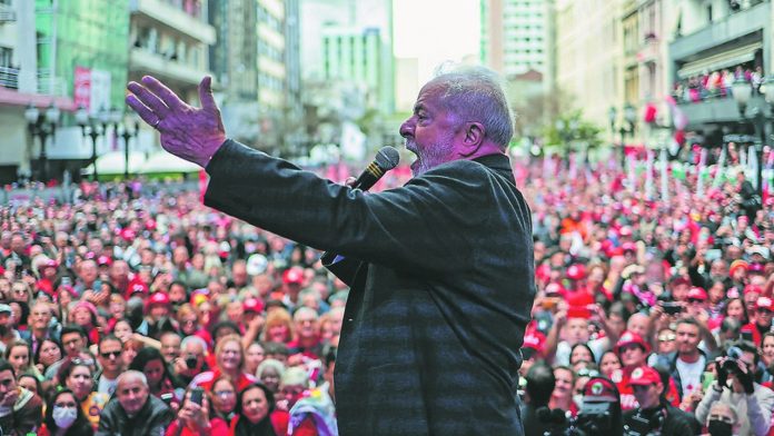 Lula, ancien président, se représente face à Jair Bolsonaro, le président sortant. Ici à Curitiba.