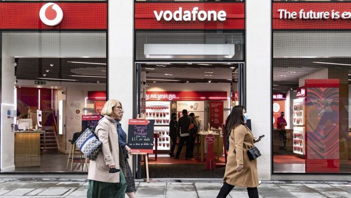 Extensive consolidation project in British mobile le projet de Vodafone et de CK Hutchinson doit encore passer un examen de l'Ofcom, le régulateur des télécoms en Grande-Bretagne.