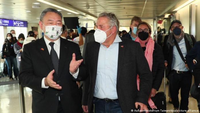 Klaus Willsch with Alexander Tah-ray Yui at the airport