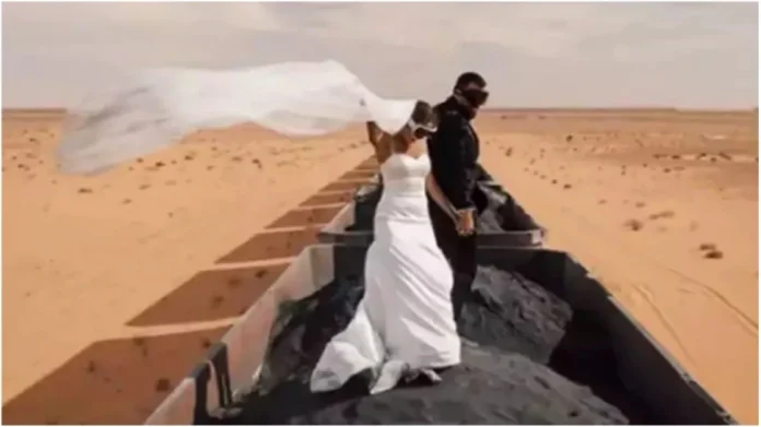 Honeymoon in desert freight train leaving mine, know the reason रणरणत्या वाळवंटात खदानीतून निघालेल्या मालगाडीत Honeymoon! या मागचं कारण वाचून व्हाल हैराण