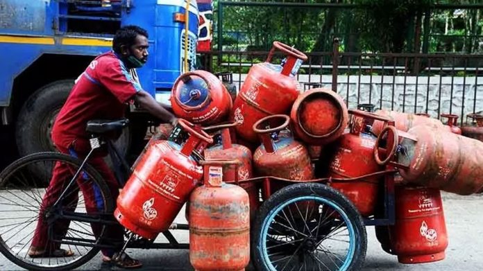 LPG cylinder price reduced from 1 October 2022 ABN LPG Price : LPG गॅस झाला स्वस्त, जाणून घ्या किती रुपयांना मिळणार सिलिंडर