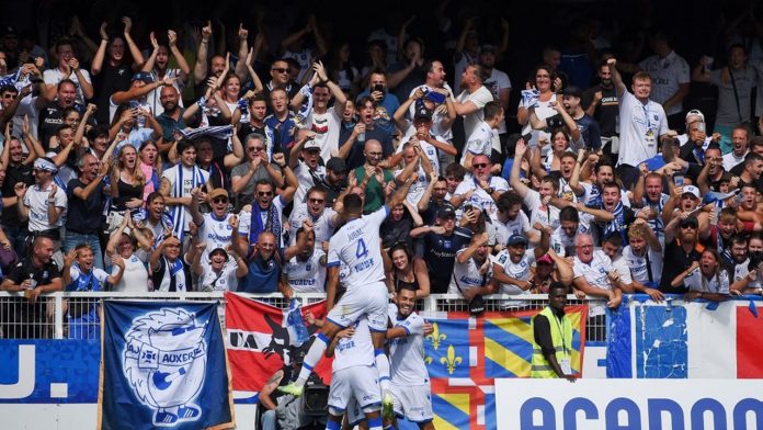 A Auxerre, passé depuis peu en Ligue 1, les salons VIP de l'AJA sont remplis et les listes d'attente s'allongent.