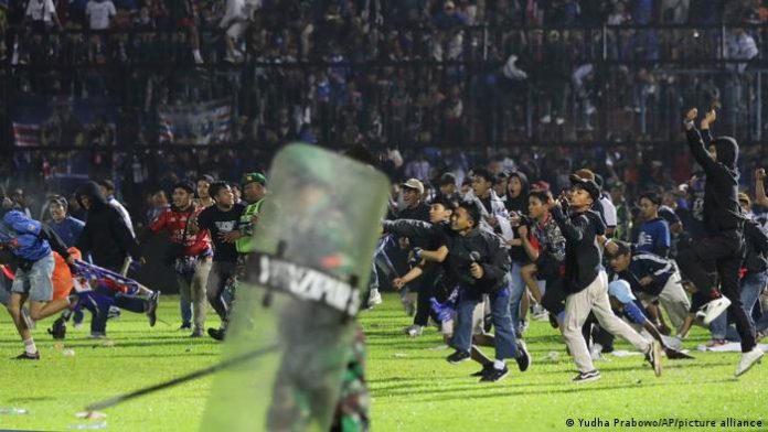 Many dead after mass panic at soccer game in Indonesia Indonesia | Riots at Kanjuruhan Stadium