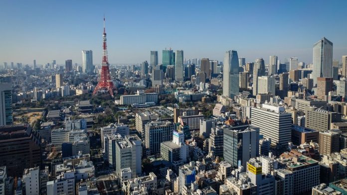 Le monde des affaires japonais suit avec appréhension la chute inexorable du yen malgré l'intervention de la Banque du Japon en septembre.