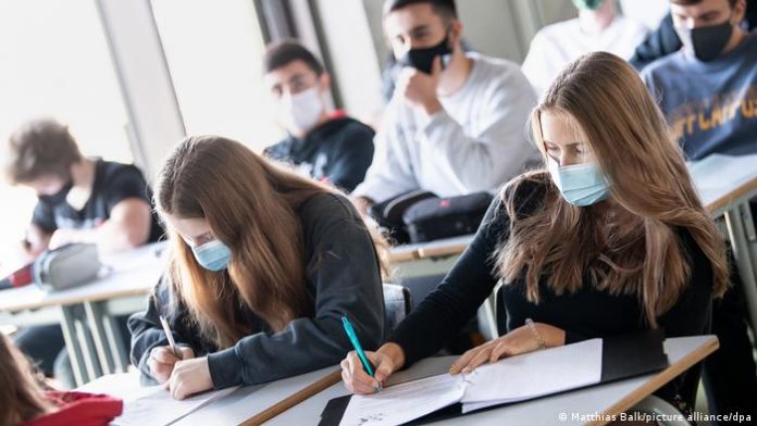 Coronavirus - Lessons in a school class