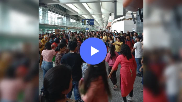 गरबा दांडियाचा उत्साह शिगेला; विमानतळावरच प्रवाशांनी गरब्यावर धरला ठेका!