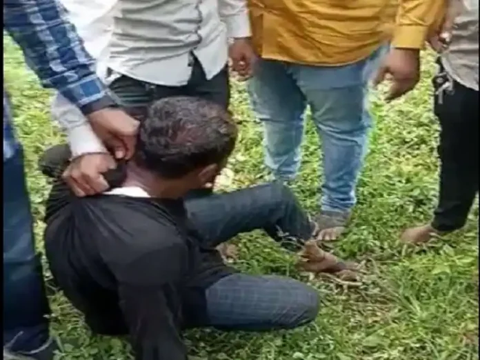 Satara News: A man who went to meet girlfriend wearing a burqa was beaten up like a child-lifter

